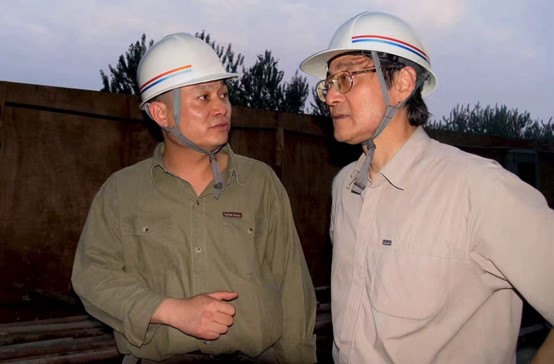 潘公凯与谢小凡在中央美术学院美术馆工地现场