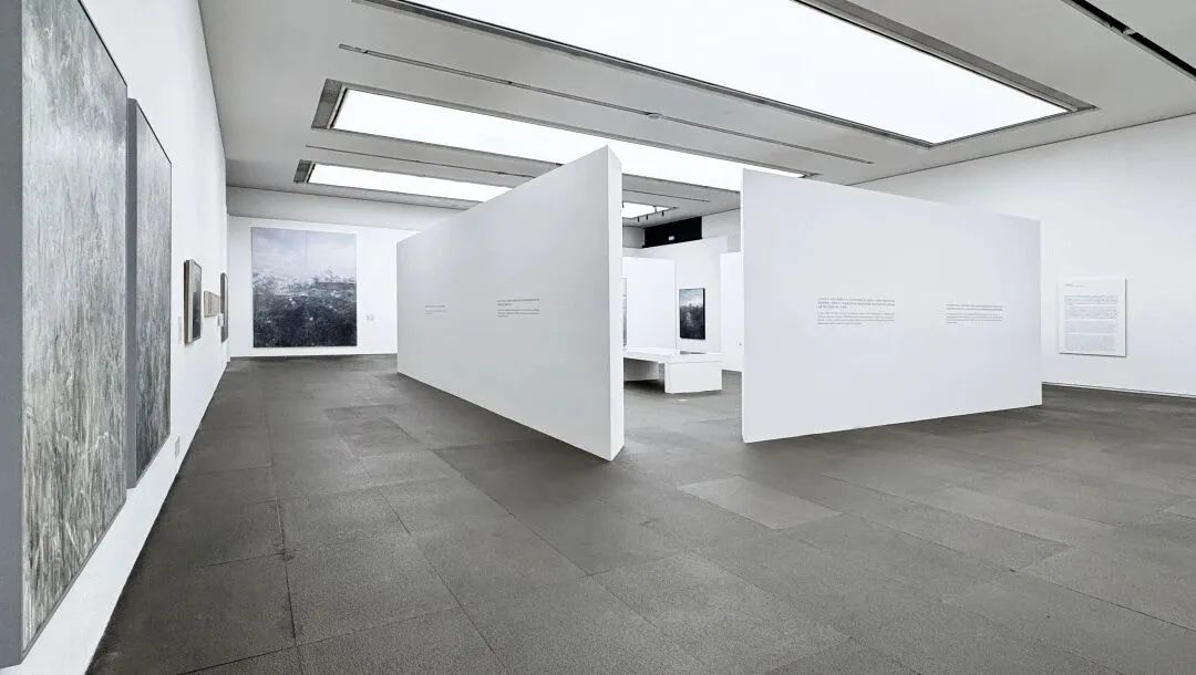 “现在就唱歌：何多苓艺术展”现场 艺术家和应空间当代艺术中心惠允