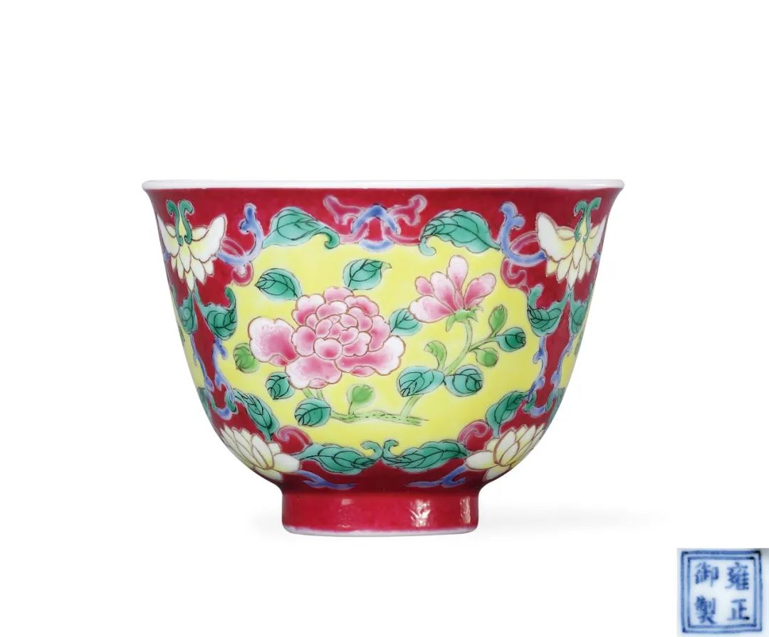 清雍正 胭脂红地洋彩开光月季花纹杯
