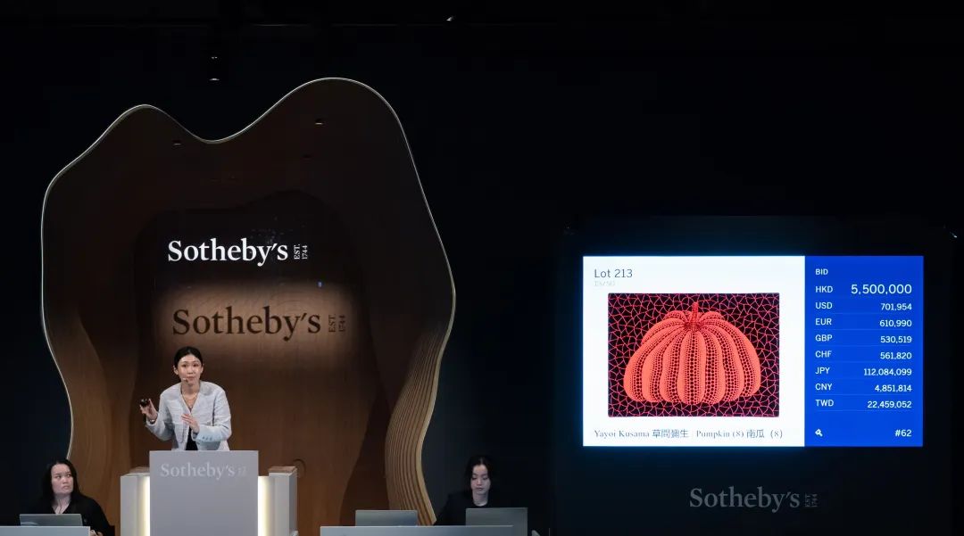 草间弥生《南瓜（8）》以7,040,000港元成交超越高估价成交。