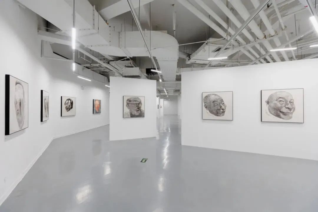 方力钧在「大浪淘金:方力钧艺术展」展览现场 苏州金鸡湖美术馆,2026