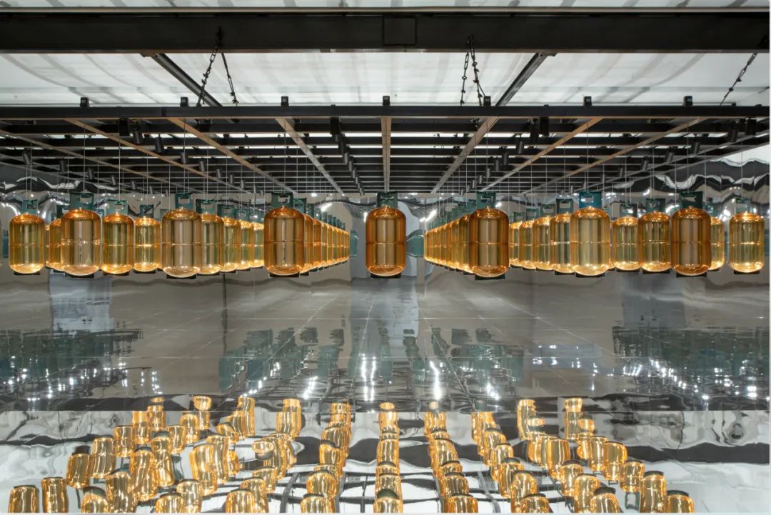 《煤气瓶阵列》 《张培力：仅存的诗意》展览现场