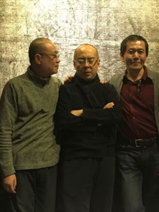 我被齐欣和小凡夹在中间，动弹不得