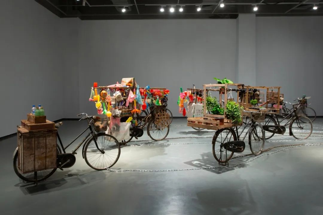 ▲沈远《触手》 三轮车、自行车、日常小物件、木、铁,尺寸可变,2008-2018
