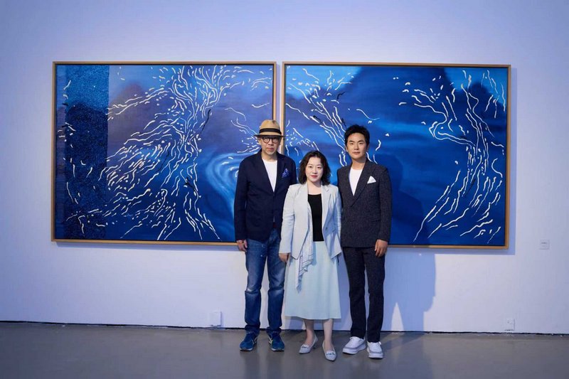 刘锟个展《相互接近的蓝》现场。艺术家刘锟，策展人今日美术馆执行馆长晏燕与中国艺术研究院文学院教授，知名演员张晓龙分别发言