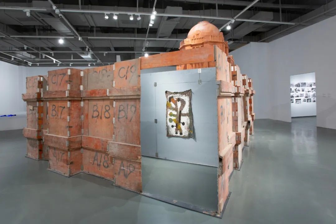 ▲沈远、黄永碄、黄永磲、黄永碤、黄永砅、黄永磐 《模具/空间》 多种材料,533 × 575 × 372 cm,2025