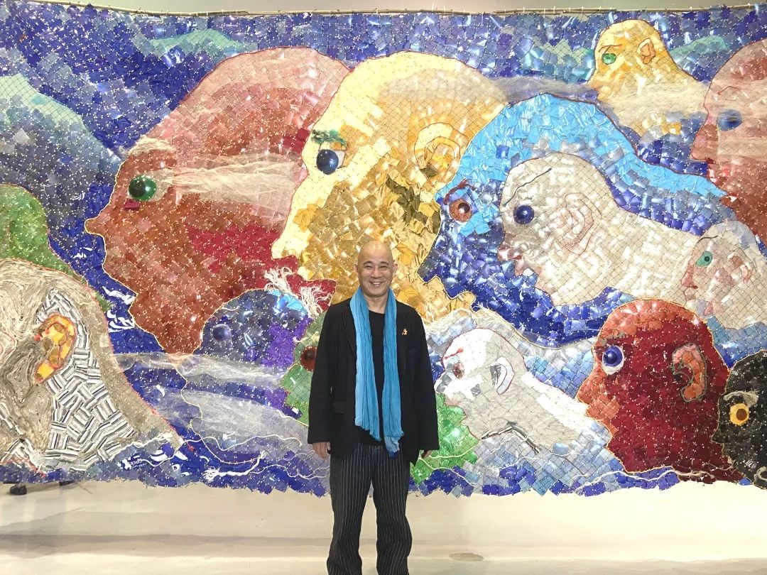 方力钧在「大浪淘金:方力钧艺术展」展览现场 苏州金鸡湖美术馆,2026