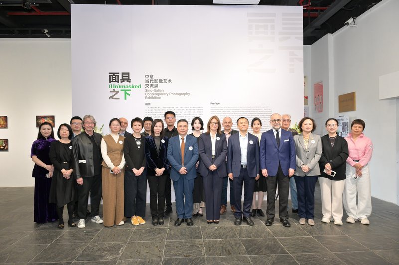 &ldquo;面具之下&mdash;&mdash;中意当代影像艺术交流展&rdquo;开幕现场嘉宾合影