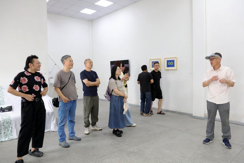 艺术家黄文亚在展览现场给观众导览4.18李政德 摄影