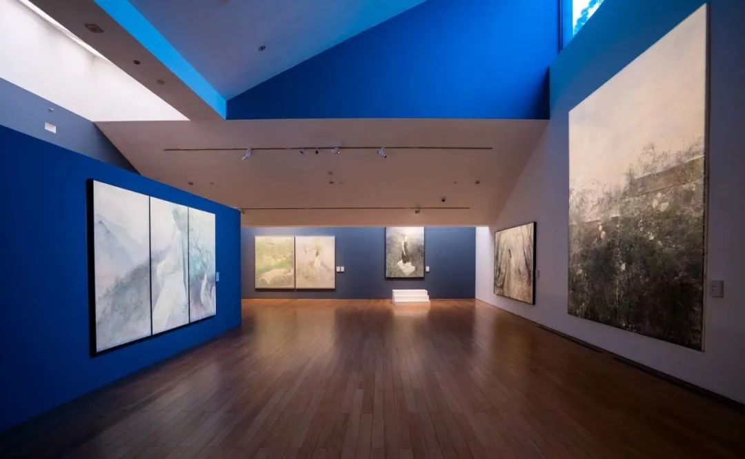 “现在就唱歌：何多苓艺术展”现场 艺术家和应空间当代艺术中心惠允