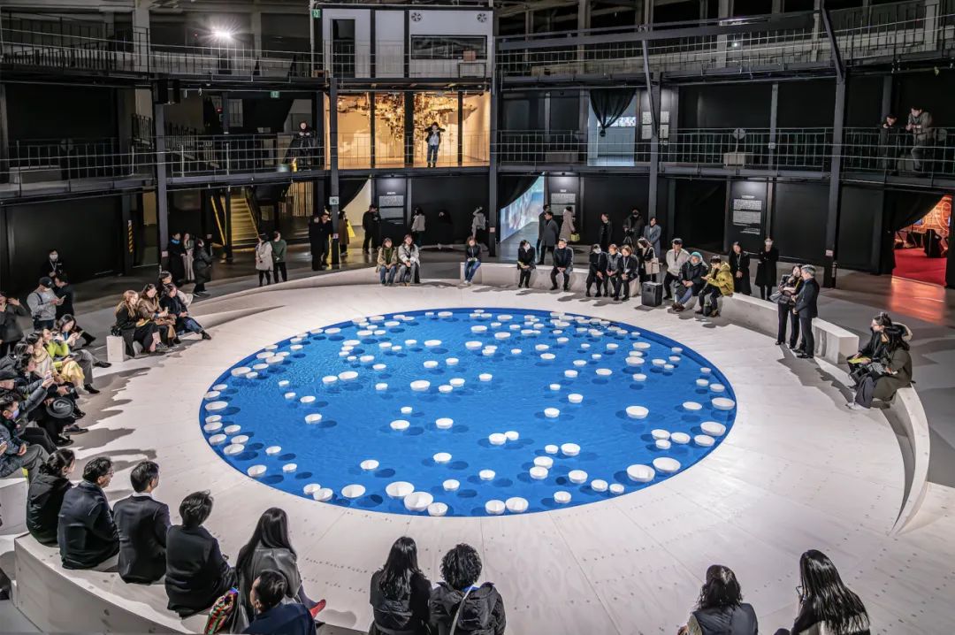 塞莱斯特·布谢-穆日诺《微偏 v.9》展览现场，展览“城市景观：连通与共存”，2023-2024，韩国光州国立亚洲文化殿堂 摄影：Diam ⓒ National Asian Culture