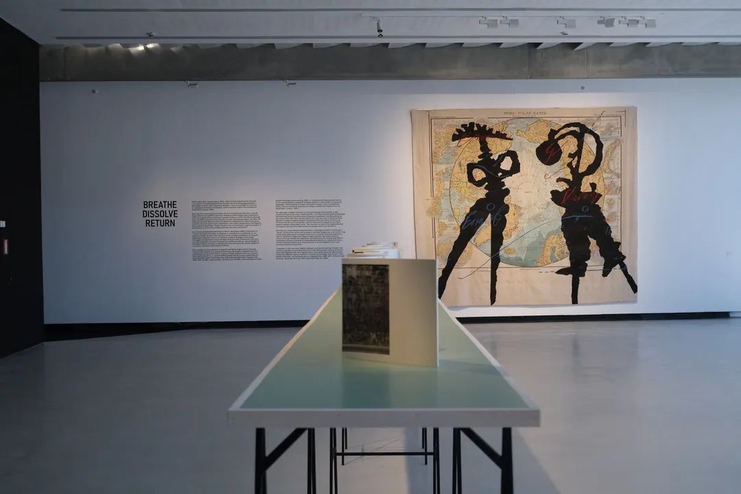 《Breathe Dissolve Return》展览入口处