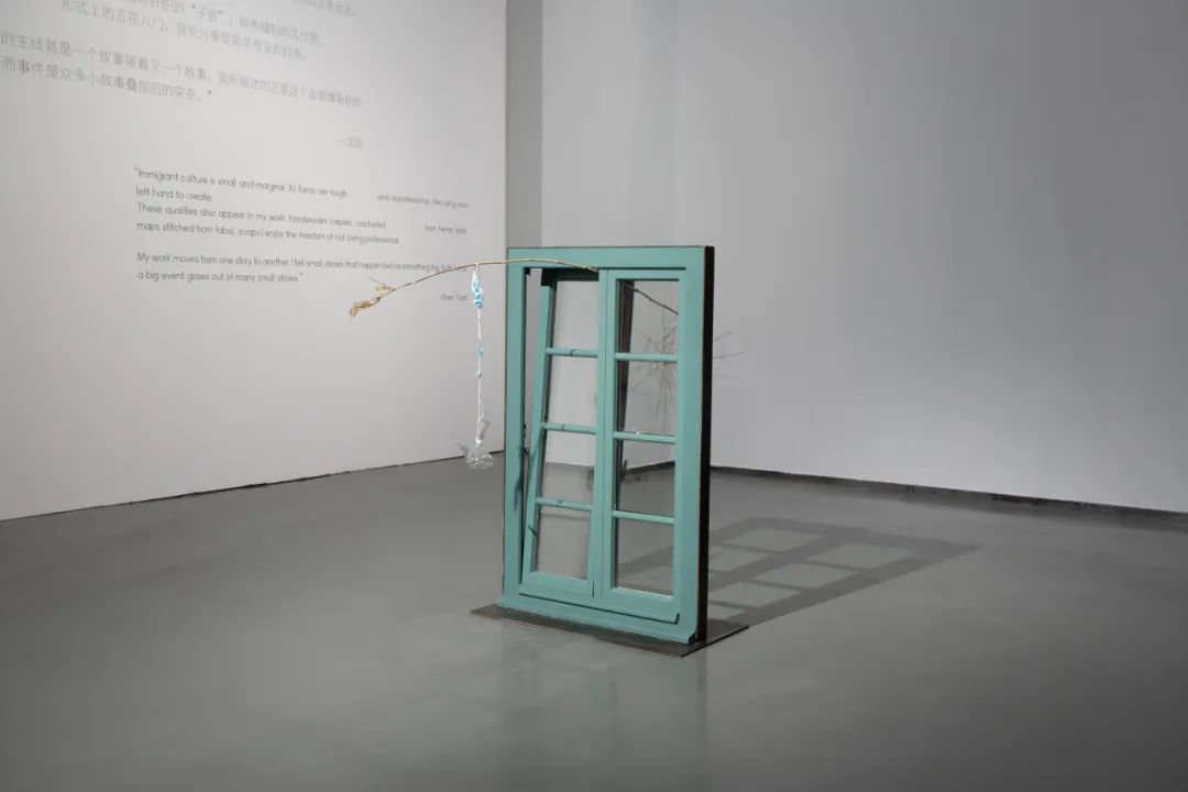 ▲沈远《垂钓巴黎的空气》 木窗、竹条、铜丝、玻璃、玻璃瓶、钢板, 146 x 98 x 55 cm 收藏:红砖当代美术馆