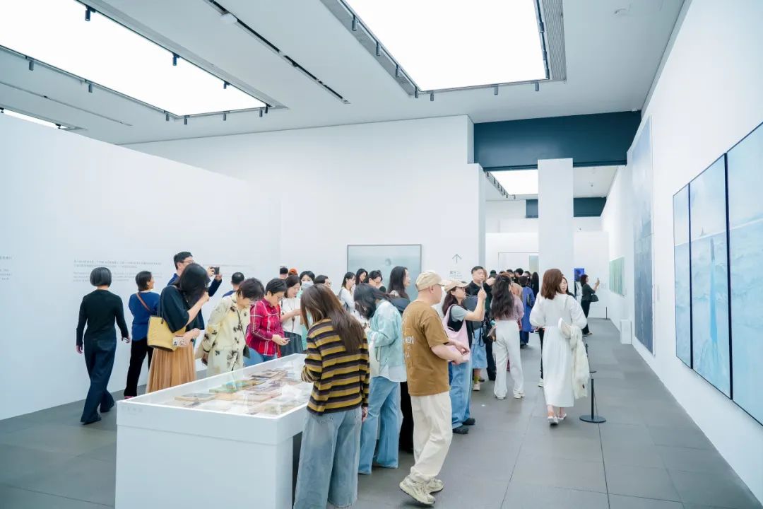 “现在就唱歌：何多苓艺术展”现场 艺术家和应空间当代艺术中心惠允