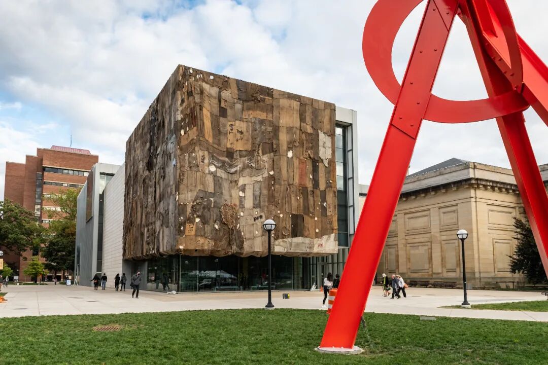 伊伯翰姆&middot;马哈马_ Ibrahim Mahama&nbsp;《在世界和梦想之间》展览现场密歇根大学艺术博物馆2020 年