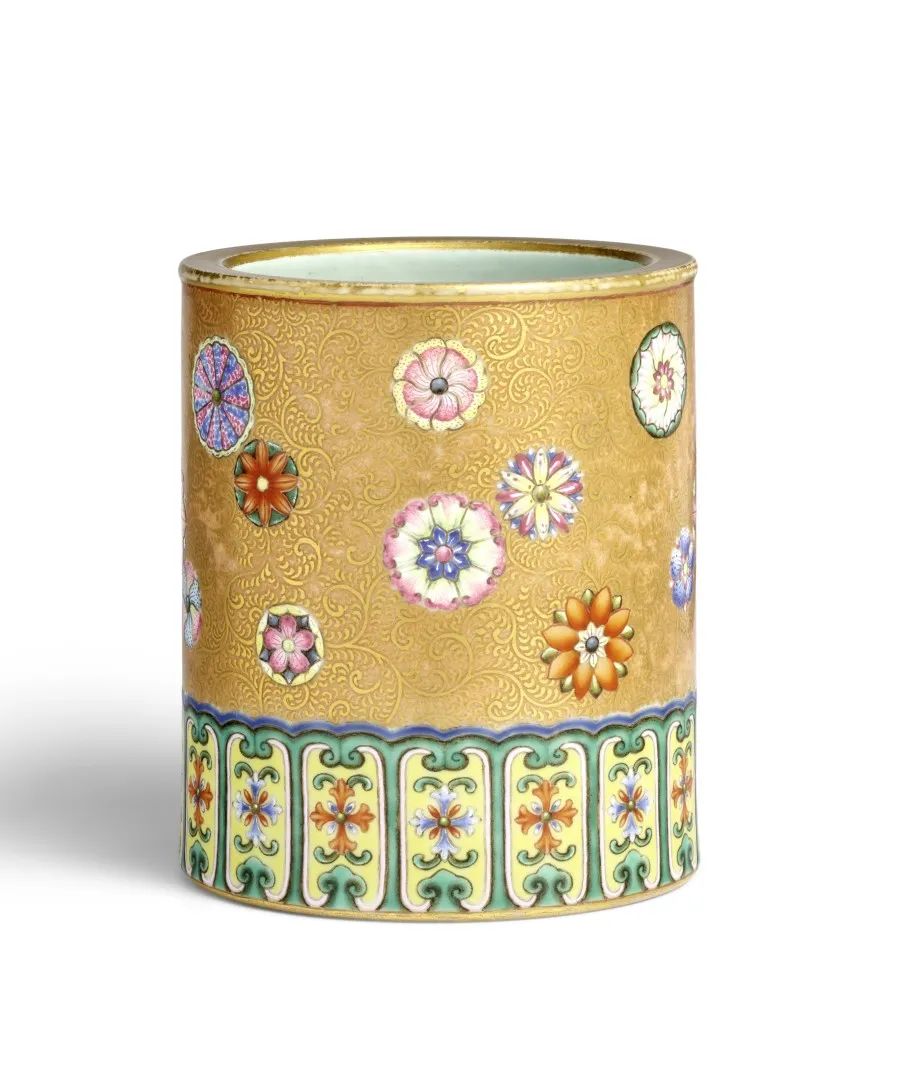 珍罕洋彩描金卷草皮球花纹笔筒