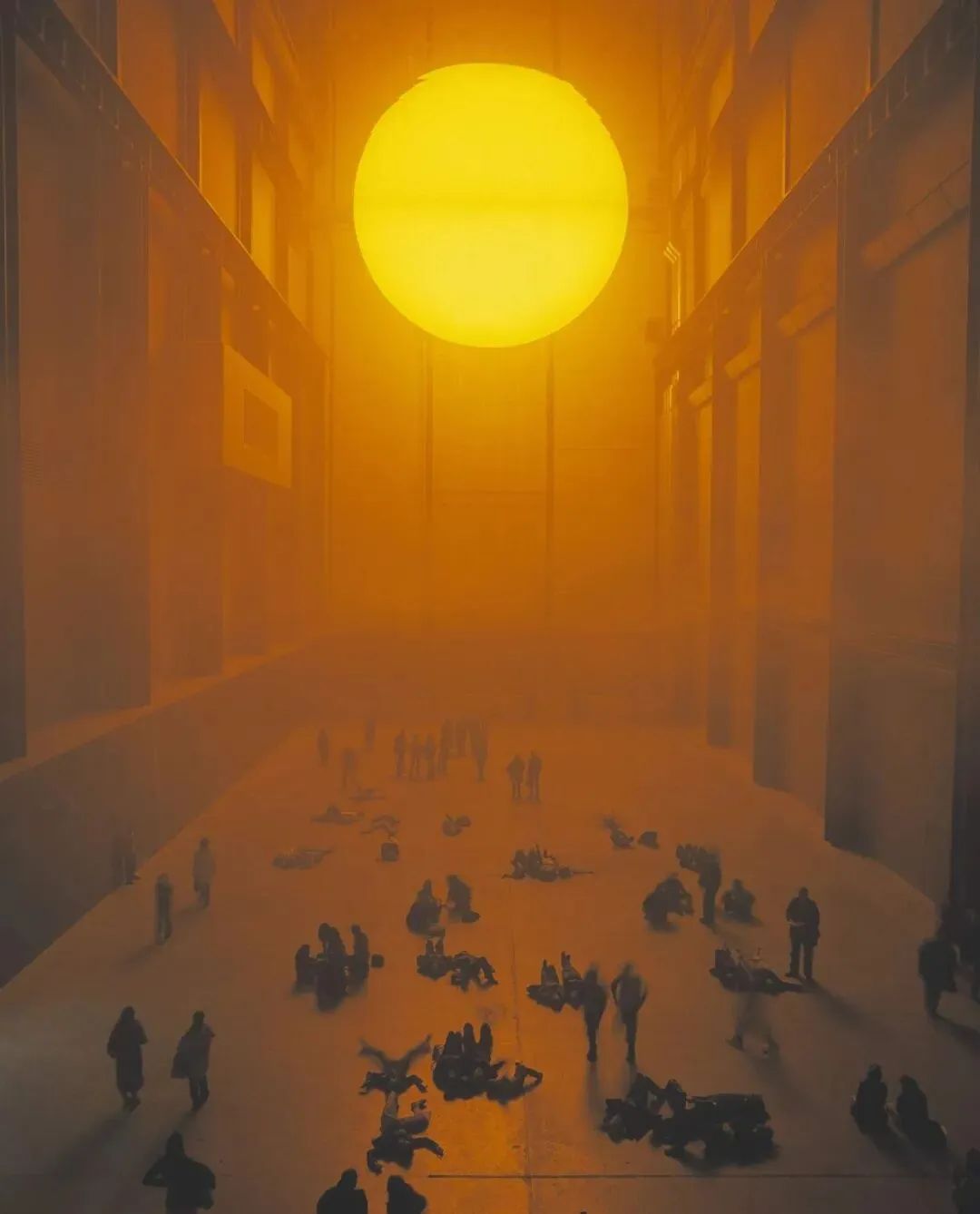 奥拉维尔·埃利亚松 (Olafur Eliasson) 《天气项目》The weather project 2003 图片来源：泰特美术馆