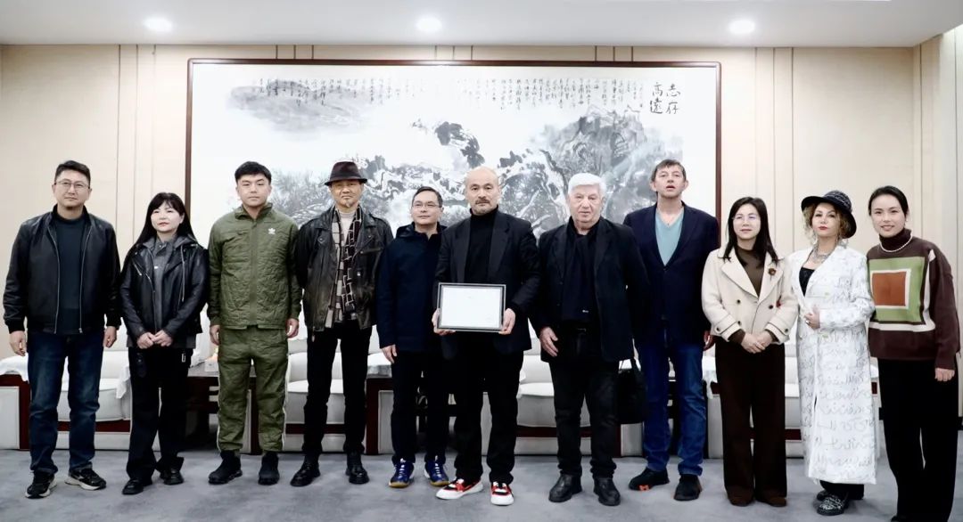 2026年1月16日宜春美术馆聘请任戎先生担任国际艺术总监,宜春市委宣传部副部长舒炅为任戎先生颁发聘任证书。