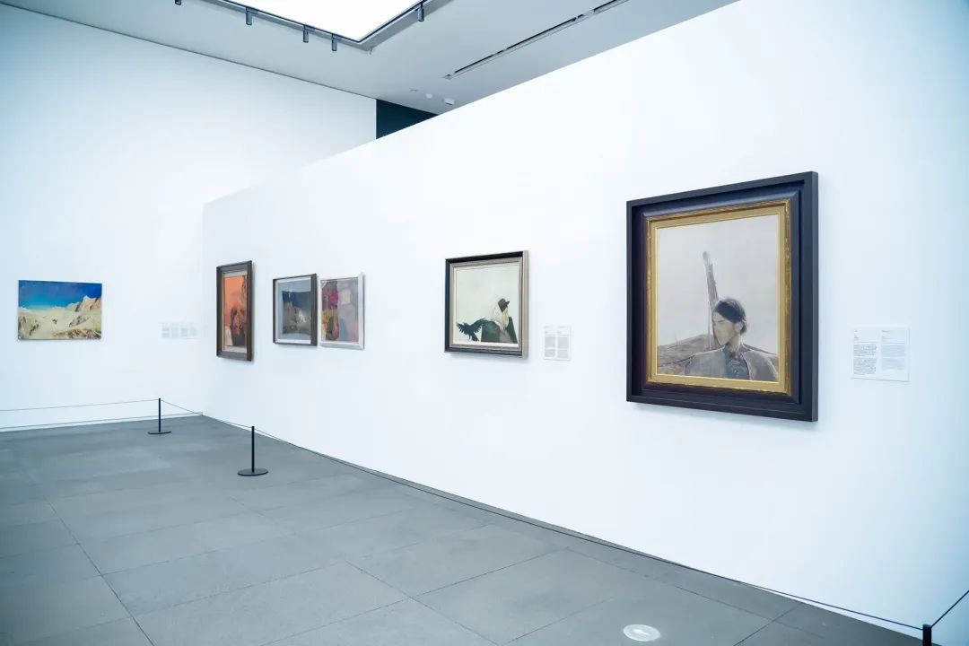 正于深圳美术馆举办的《现在就唱歌:何多苓艺术展》展览现场