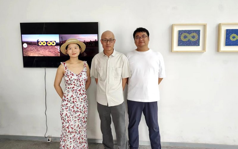 策展人李国华、李明明在展览现场合影