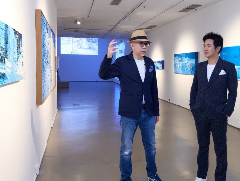 艺术家刘锟（左）与张晓龙先生（右）交流作品