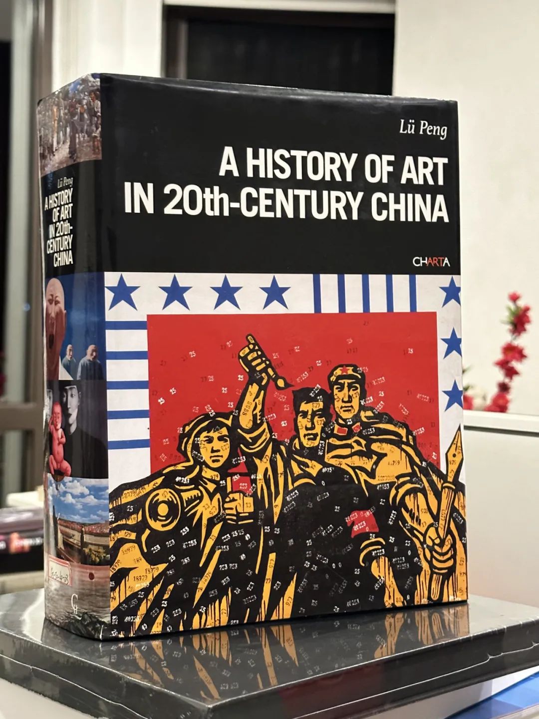 ▲《20世纪中国艺术史》英文版，2009，图片致谢：吕澎