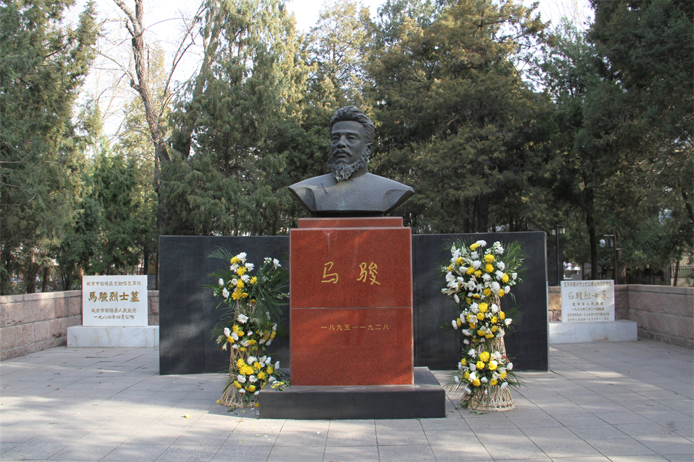 《马骏胸像》 胥建国&nbsp; 铸铜&nbsp; 高3米&nbsp; 1994年&nbsp; 北京市