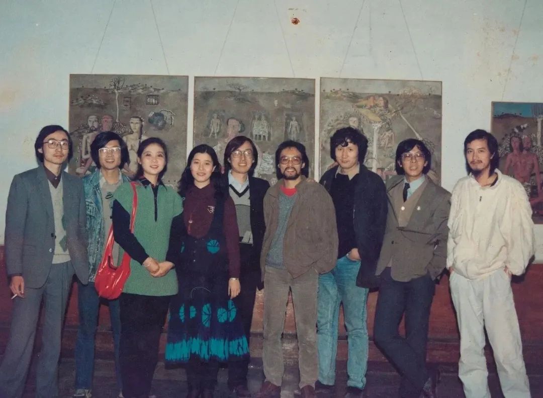 1988年举办的“西南艺术现代艺术展”标志着中国首次将现代艺术展览与目录相结合的整合尝试。