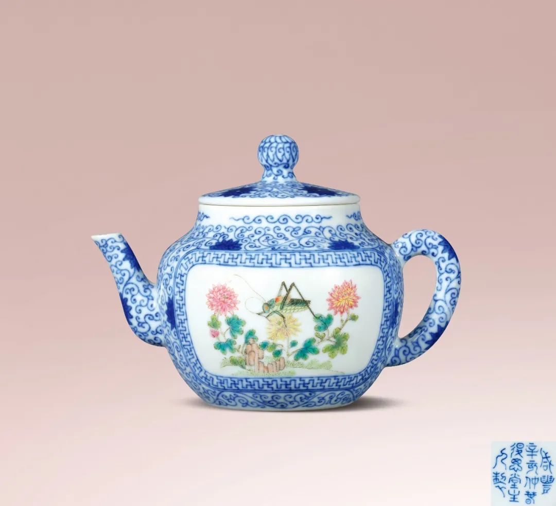 清咸丰辛亥年（1851年） 青花粉彩花蝶草虫纹茶壶