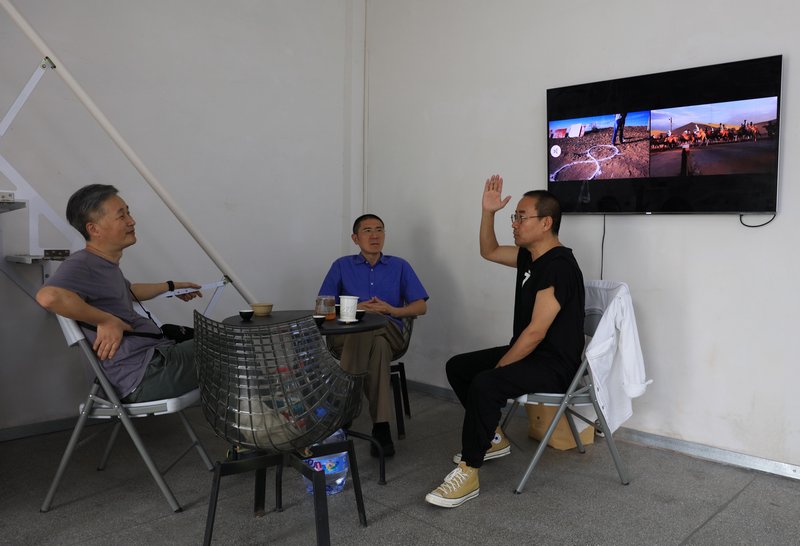 深圳资深艺术家王非非、徐弘滨、批评研究者吴味在展览现场交流