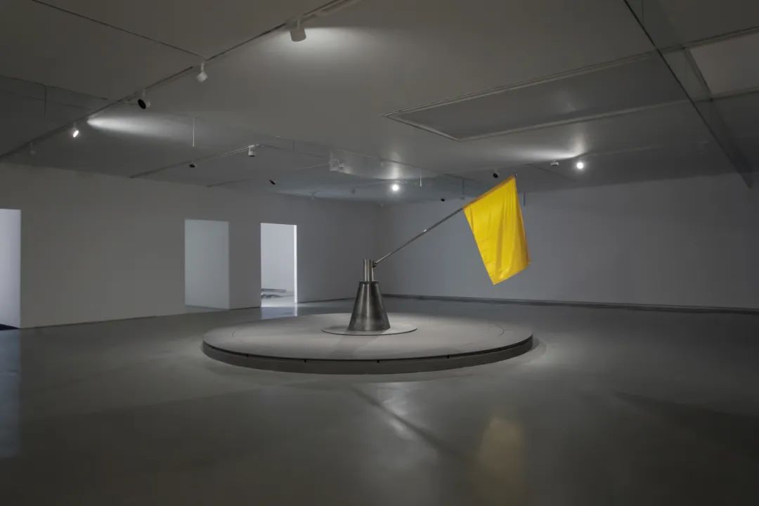 《有金色旗帜的圆圈》 《张培力：仅存的诗意》展览现场