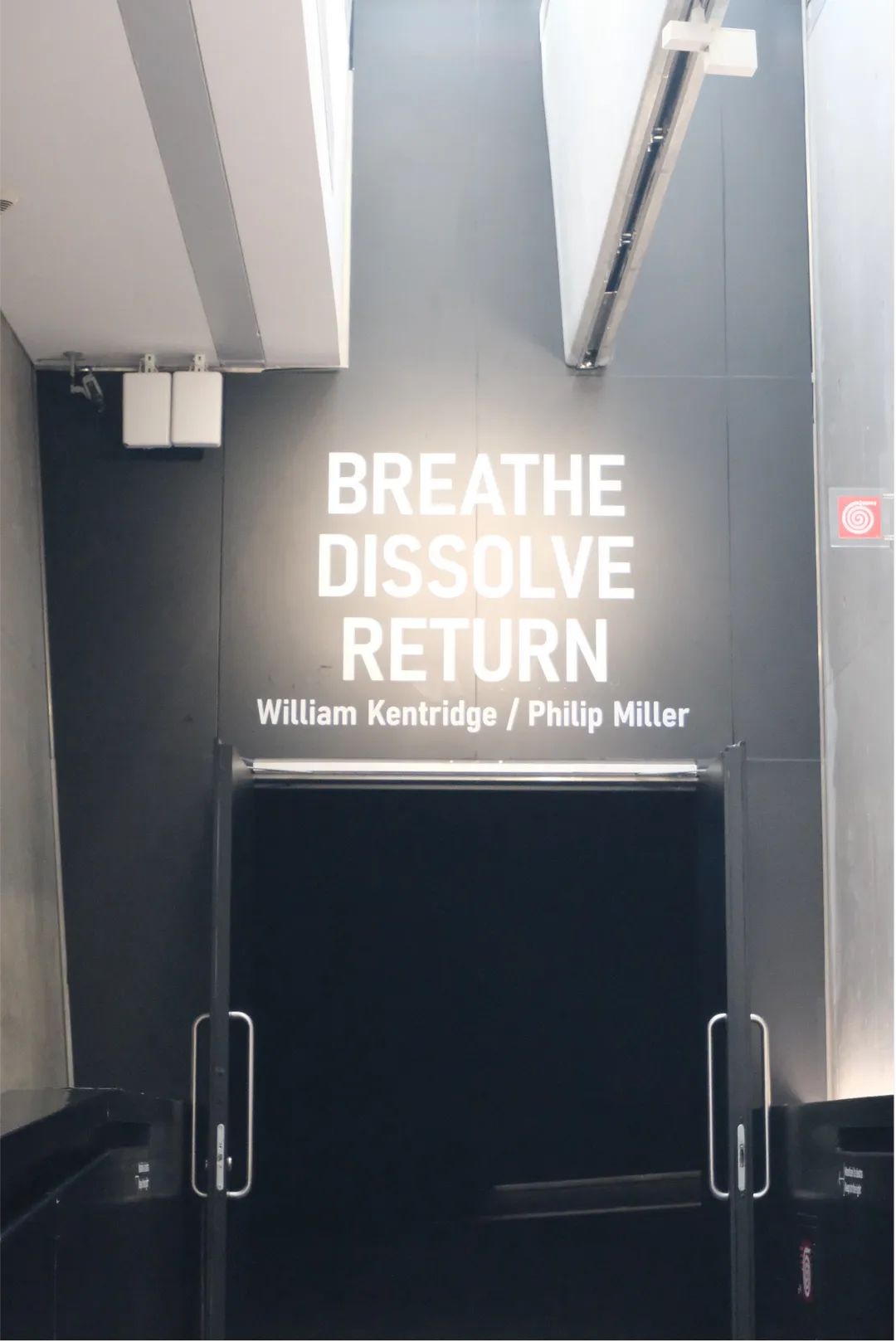 《Breathe Dissolve Return》展览入口处