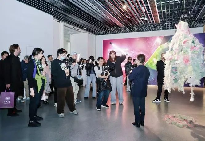 艺术家李薇现场导览