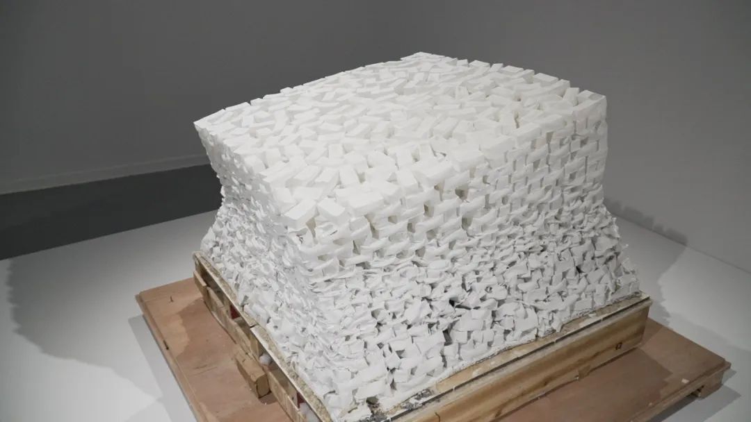 &ldquo;大浪淘金&mdash;&mdash;方力钧艺术展&rdquo;现场 苏州金鸡湖美术馆