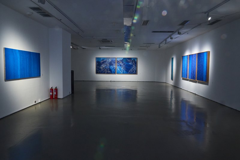 刘锟个展《相互接近的蓝》一层展览现场