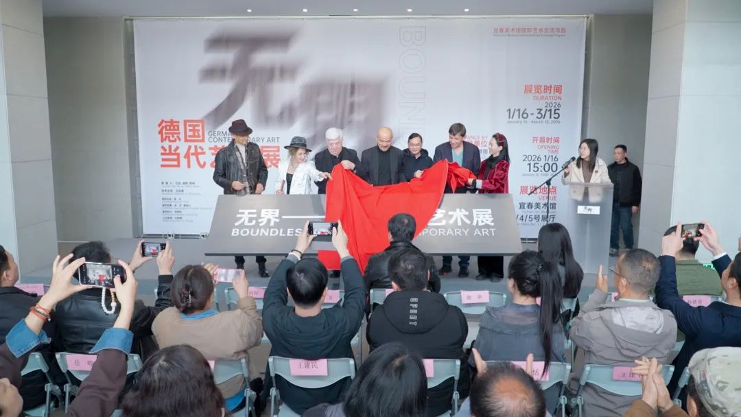 舒炅部长、王向阳先生、康俐女士、任戎先生、约瑟夫先生、瓦西里先生、玛丽亚姆女士共同上台揭幕