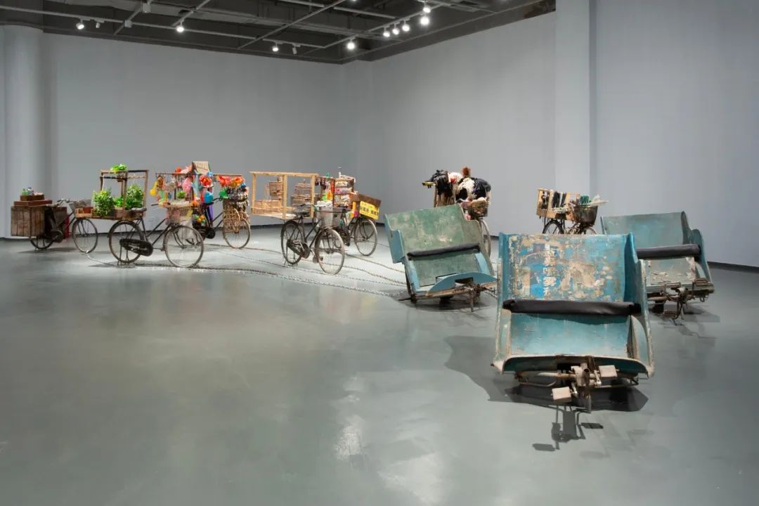 ▲沈远《触手》 三轮车、自行车、日常小物件、木、铁,尺寸可变,2008-2018