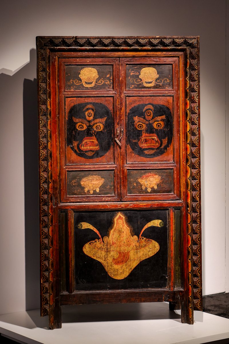 19世纪彩绘护法神佛龛95&times;47&times;171cm