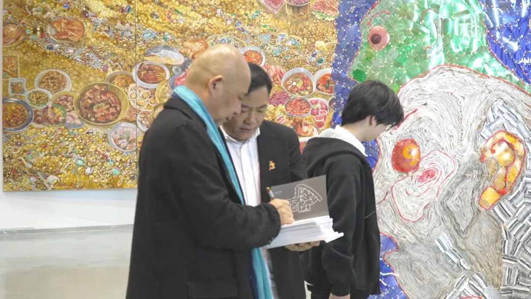 方力钧在「大浪淘金:方力钧艺术展」展览现场 苏州金鸡湖美术馆,2026