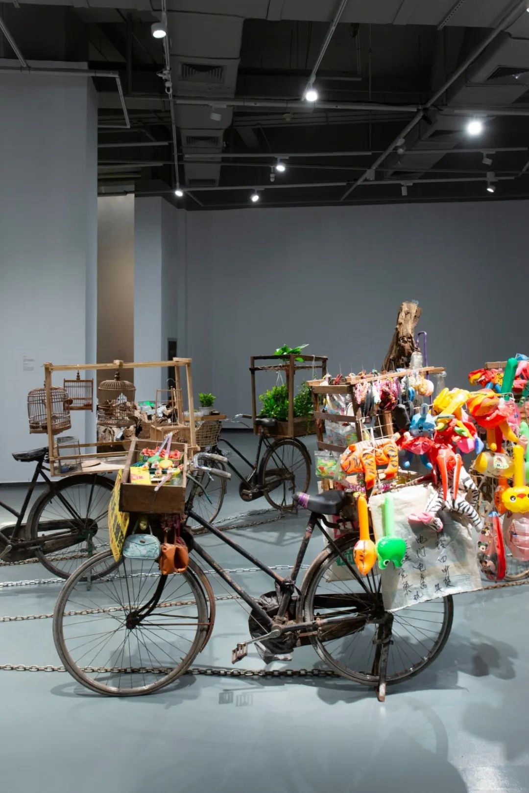 ▲沈远《触手》 三轮车、自行车、日常小物件、木、铁,尺寸可变,2008-2018