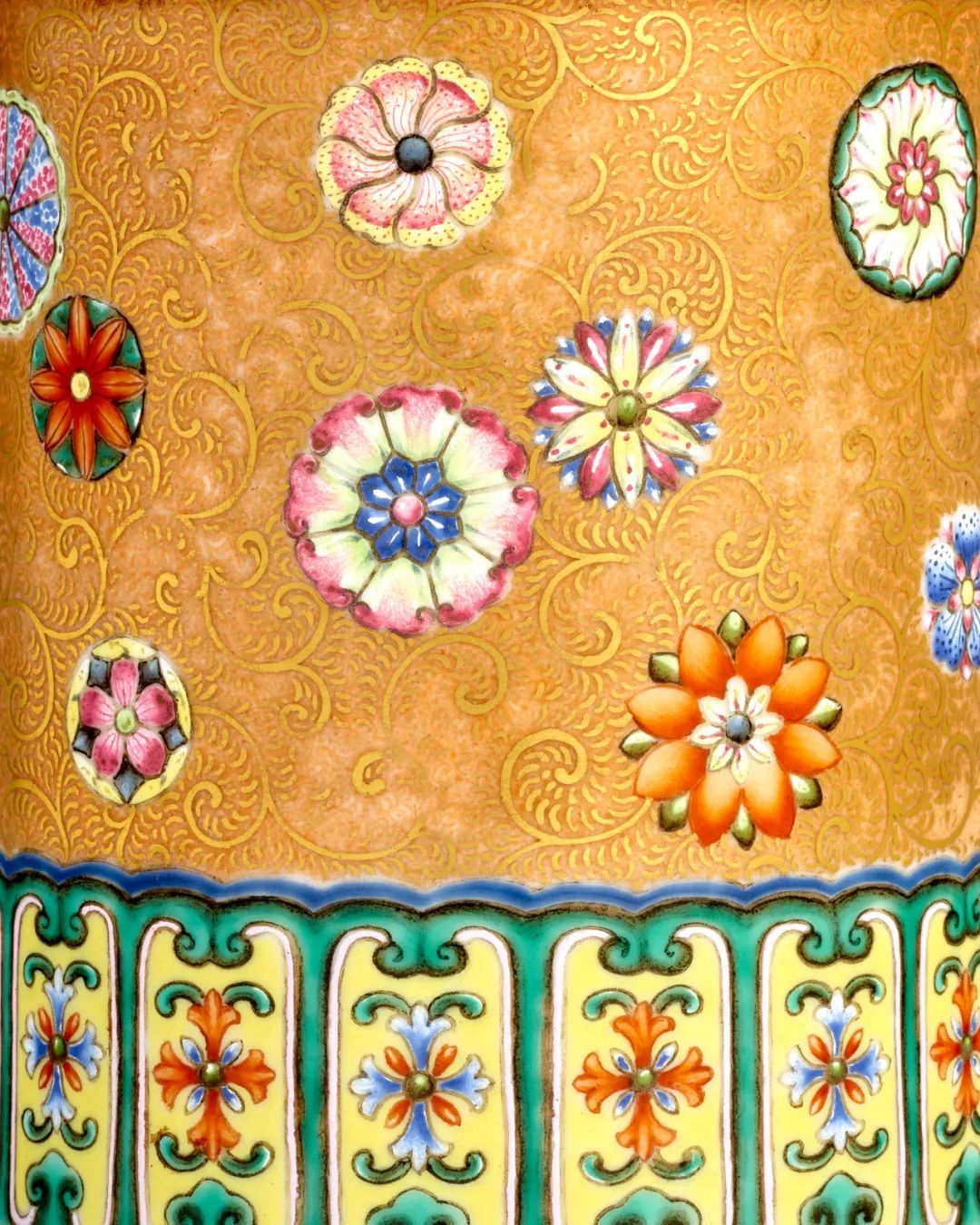 珍罕洋彩描金卷草皮球花纹笔筒