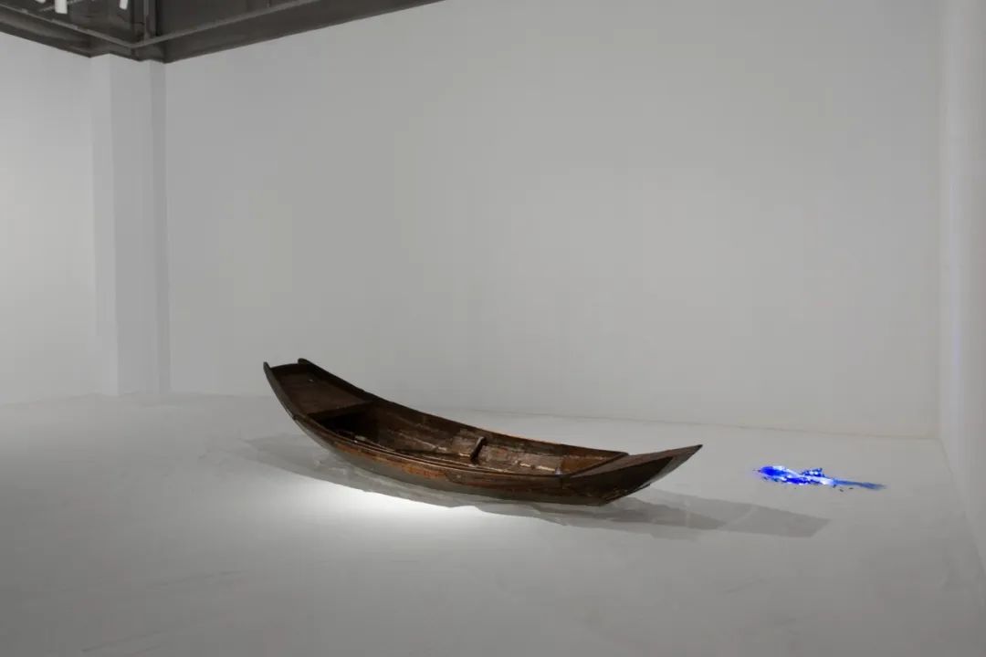 ▲沈远《如鱼得水》 蓝色玻璃、海盐、木船,1000 x1000 x 60 cm