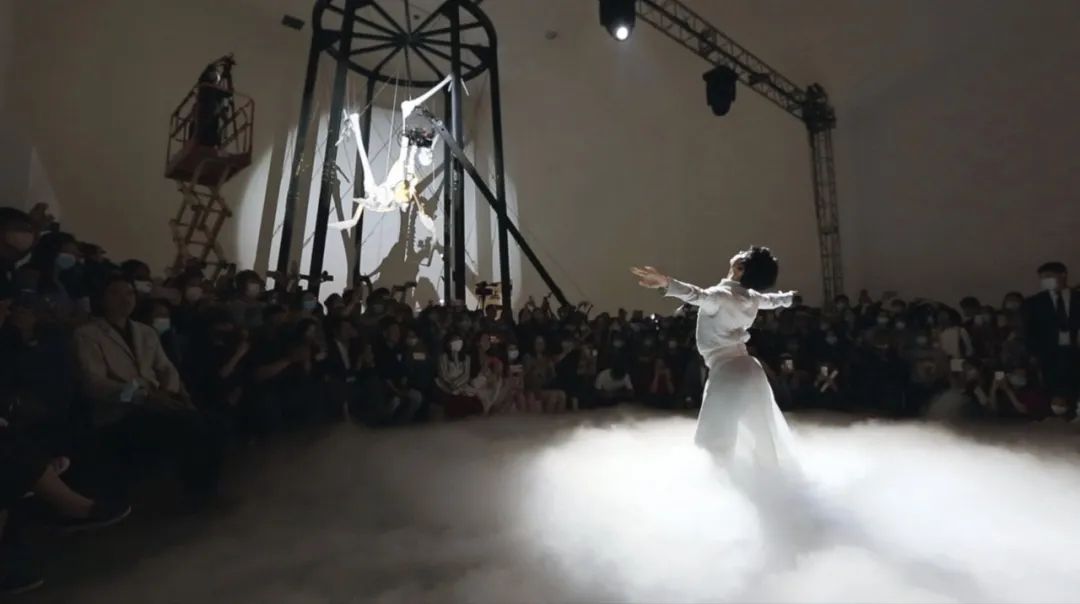 《观世》装置与舞蹈 冯放&李响 2021年