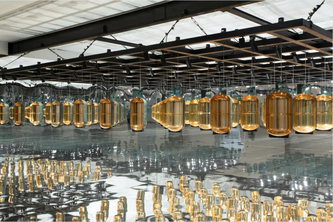 《煤气瓶阵列》 《张培力：仅存的诗意》展览现场