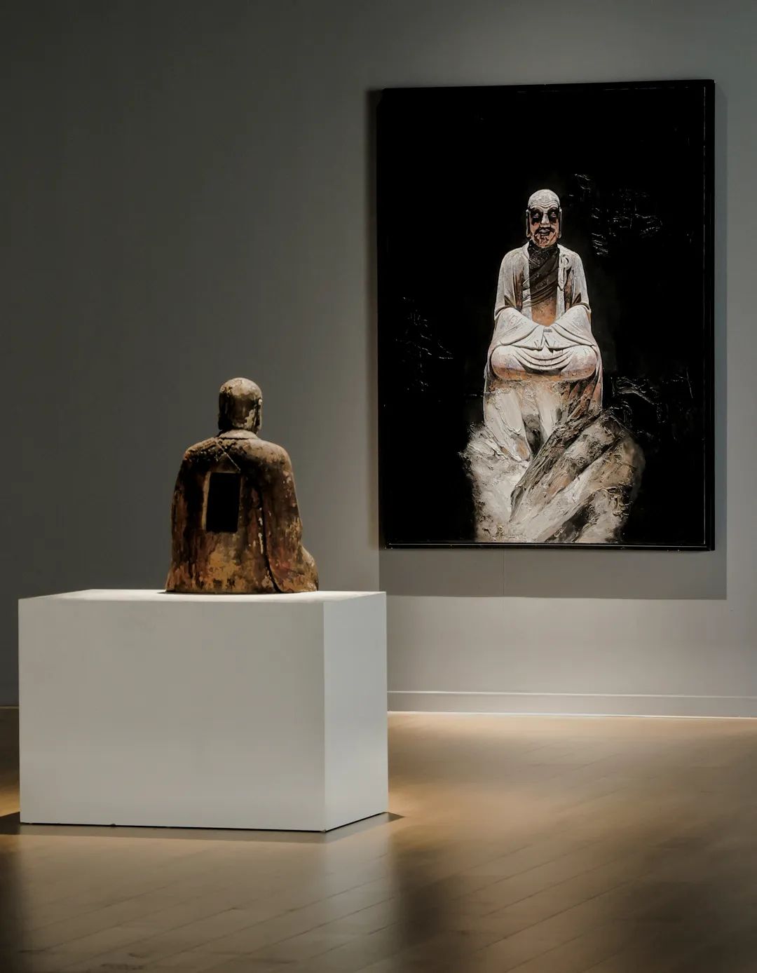 《观想》180x130cm 布面油画 2020、高90cm 木雕罗汉 明代