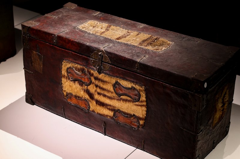 18世纪木胎覆皮虎皮藏箱83x32x38cm