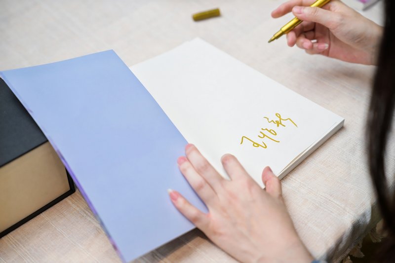 王怡新亲签现场