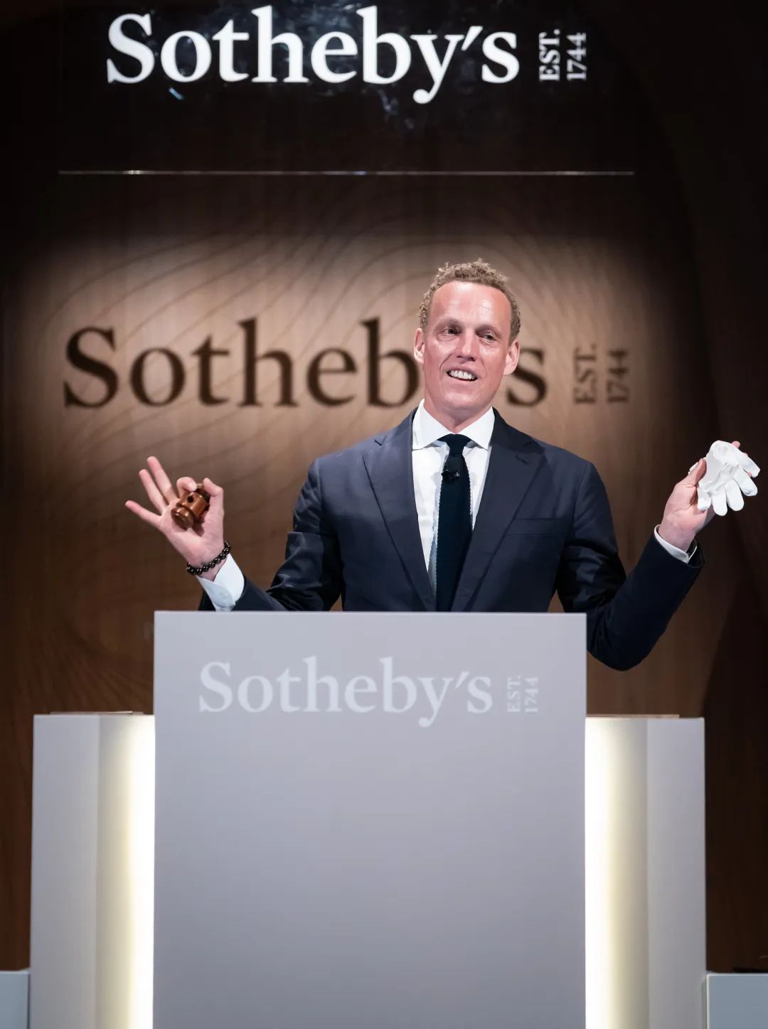 晚拍拍卖官白思齐，欧洲、中东、非洲及亚洲区主席暨伦敦现代及当代艺术部主管