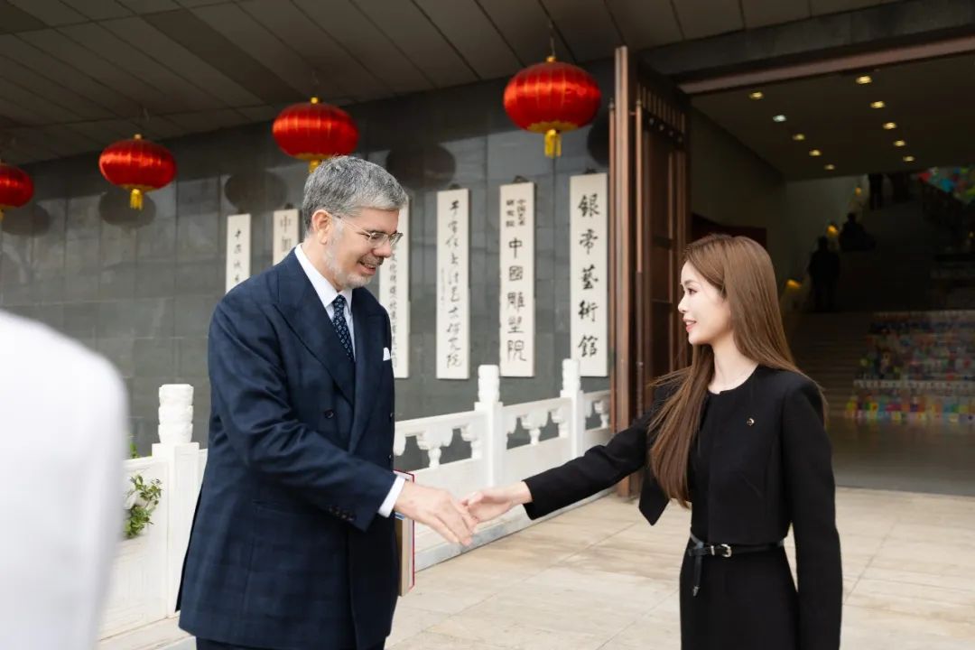 意大利驻华大使安博思阁下与银帝艺术馆副馆长吕晨