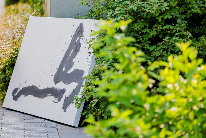 上海昊HOW美术馆馆长郑好（左1） 著名昆曲艺术家张军（左2） 上海评弹团&ldquo;五朵金花&rdquo;之一吴啸芸（右1）